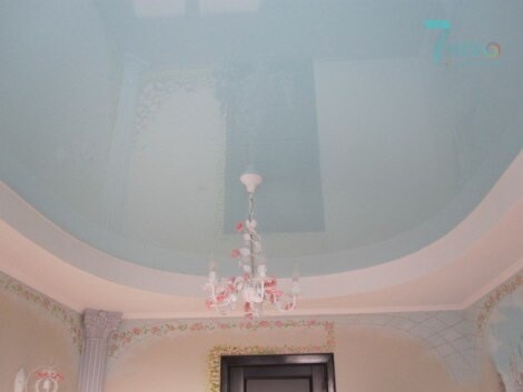 Двухуровневый голубой глянцевый натяжной потолок и гипсокартон в стиле прованс с нежной люстрой