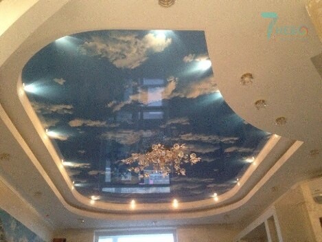 Многоуровневый потолок с фотопечатью облаков, неба с белым кантом, точечными светильниками и люстрой