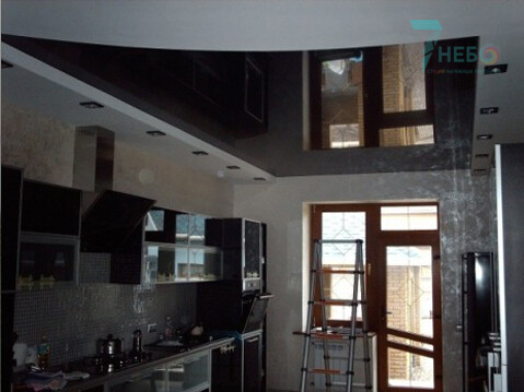 Уровневый белый матовый и шоколадный глянцевый потолок с точечными светильниками для зонирования кухни дизайн проект и фотогрфии