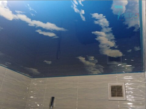 Потолок с фотопечатью облаков, неба и декоративной лентой вставкой по периметру в цвет полотна
