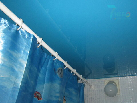 Голубой глянцевый потолок со встроенными точечными светильниками и декоративной лентой вставкой по периметру