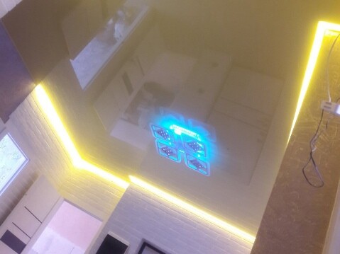 Уровневый белый матовый и шоколадный глянцевый потолок с точечными светильниками для зонирования кухни дизайн проект и фотогрфии