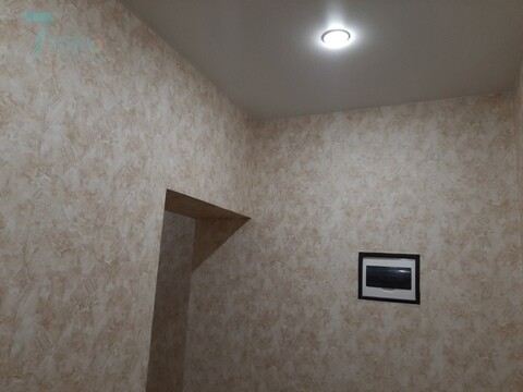 Белый лаковый, глянцевый, зеркальный натяжной потолок в прихожей с люстрой