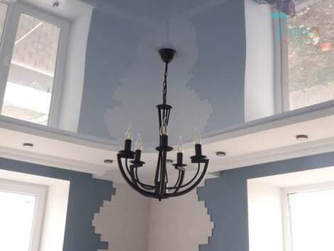 Фото двухуровневый голубой глянцевый и белый матовый потолок с точечными светильниками и рожковой люстрой