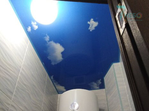 Потолок с фотопечатью облаков, неба и декоративной лентой вставкой по периметру в цвет полотна