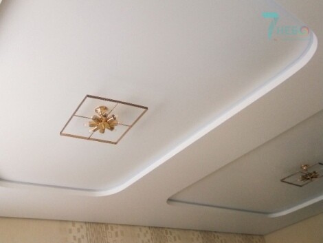 Фото двухуровневый белый матовый потолок в зале с красивыми люстрами