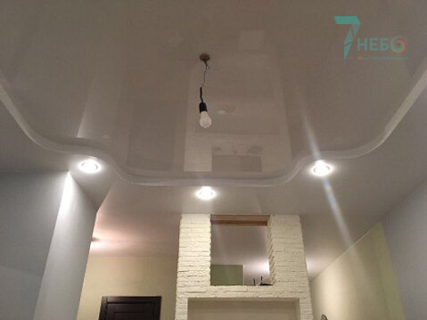 Двухуровневый потолок в холле коттеджа с люстрой и встроенными светильниками по периметру