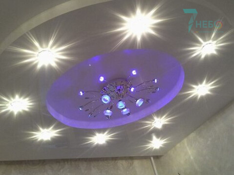 Фото уровневый натяжной потолок со встроенными светильниками и люстрой