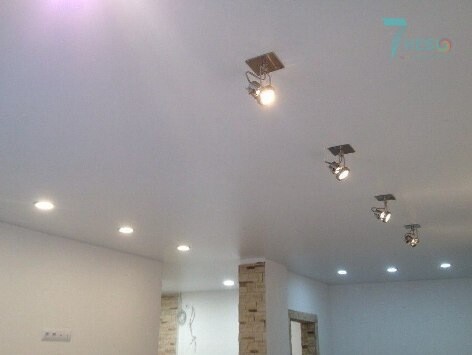 Сатиновый белый потолок с встроенными светильниками и прожекторами