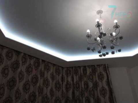 Двухуровневый потолок с парящей подсветкой и красивой рожковой люстрой дизайн и фото
