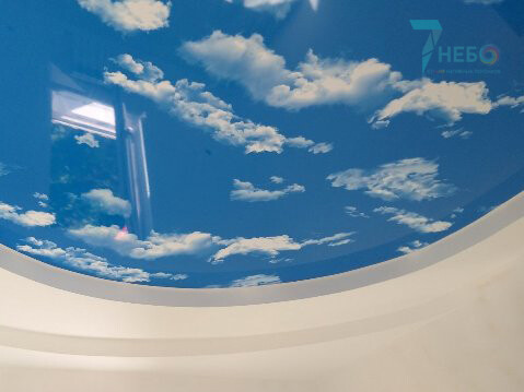 Фото двухуровневый потолок с фотопечатью облаков и неба и матовый потолок в детскую комнату