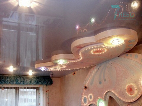 Натяжной потолок с конструкцией в виде бабочки с подсветкой и светильниками в детскую комнату для девочки