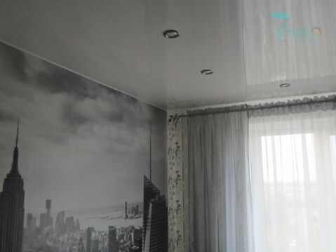 Белый глянцевый натяжной потолок с точечными светодиодными светильниками в зале