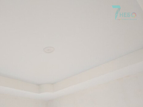 Двухуровневый белый матовый потолок с точечными светильниками в коридоре коттеджа в Севастополе